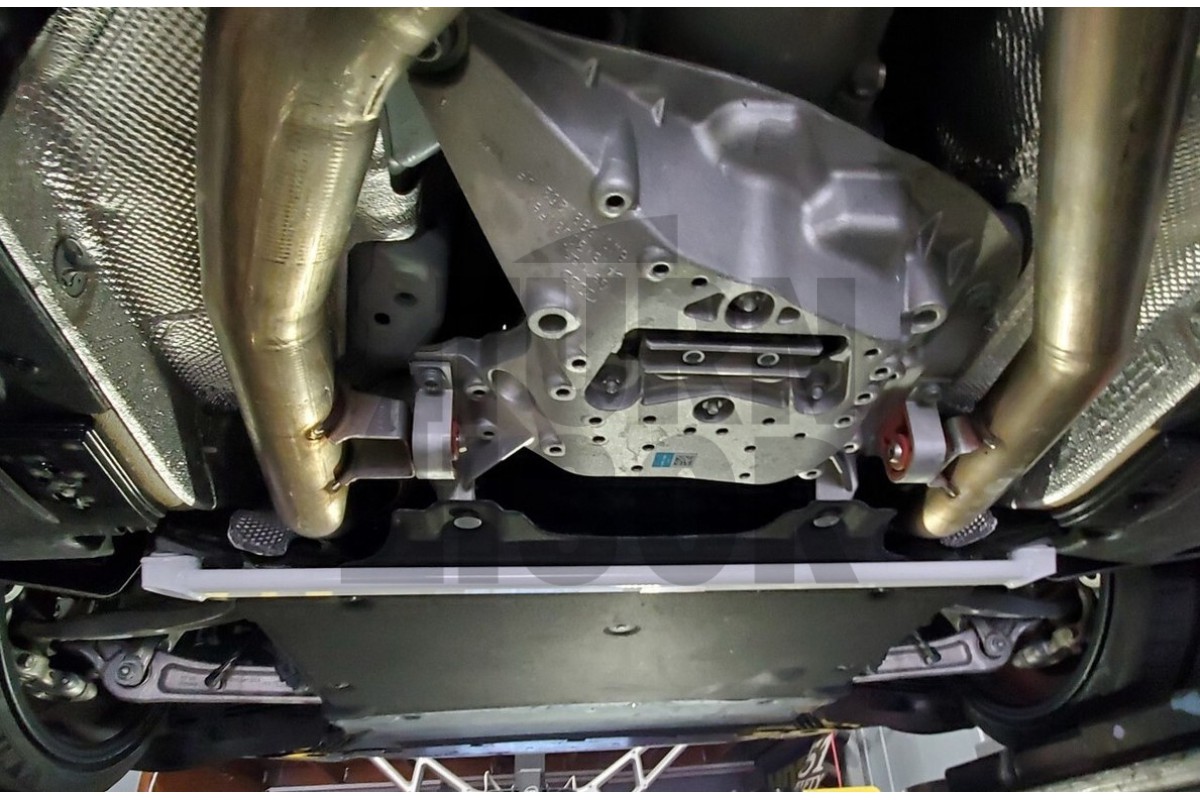 Przednia belka dolna Ultra Racing Audi A4 B9 / S4 B9