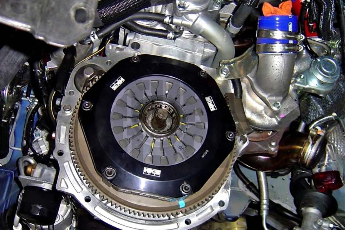 Zestaw sprzęgła i koła zamachowego HKS Light Action Twin Plates Mitsubishi Lancer Evo 10