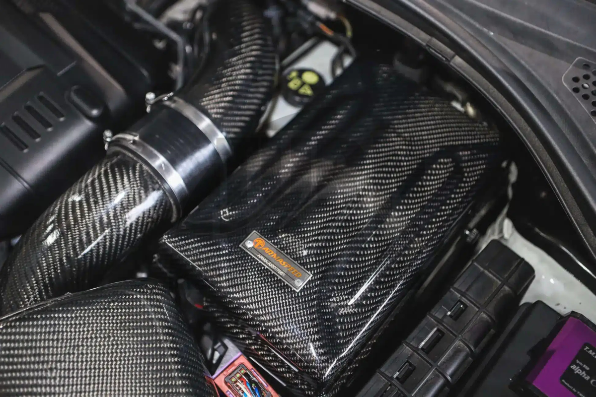 Osłona akumulatora z włókna węglowego Armaspeed S3 8V / Golf 7 GTI / Golf 7 R / Leon 3 Cupra / Octavia 5E VRS